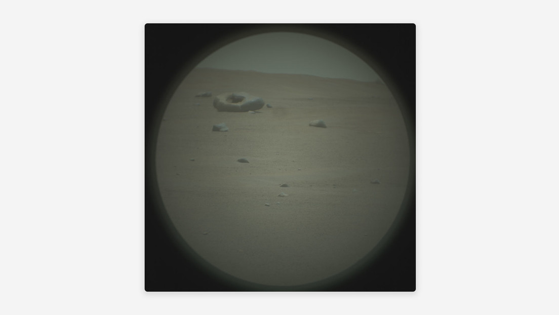 El róver Perseverance captura una roca con forma de dona en Marte