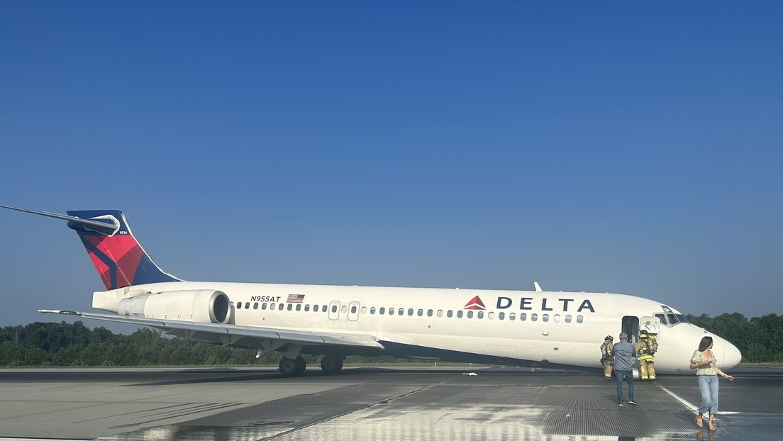 Avión de Delta Airlines aterriza sin tren delantero en un aeropuerto de EE.UU. (VIDEO)