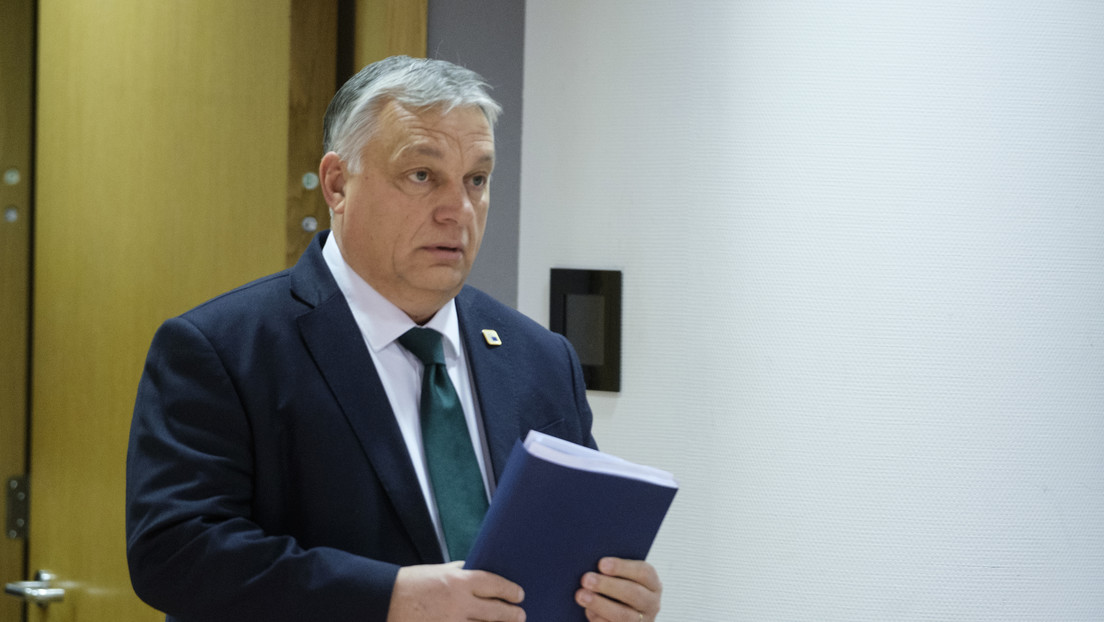 Orbán se burla de los problemas de presupuesto de la UE con el GIF de Travolta confundido