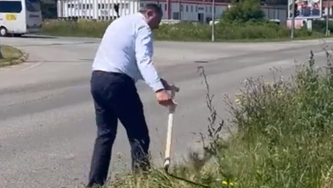 VIDEO: El presidente de la República Srpska corta maleza al costado de una carretera en una inusual protesta