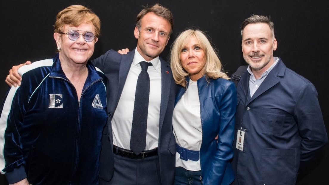 Macron asiste a un concierto de Elton John en medio de las masivas protestas en Francia (VIDEO)
