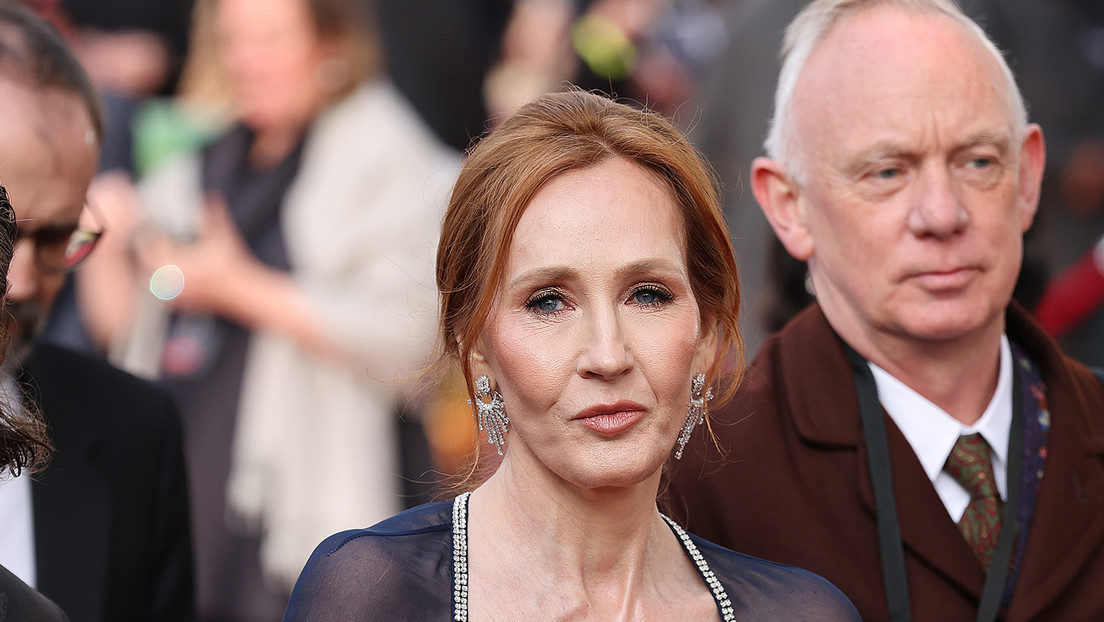 J.K. Rowling declara que la seguridad de las chicas está en peligro por los baños unisex