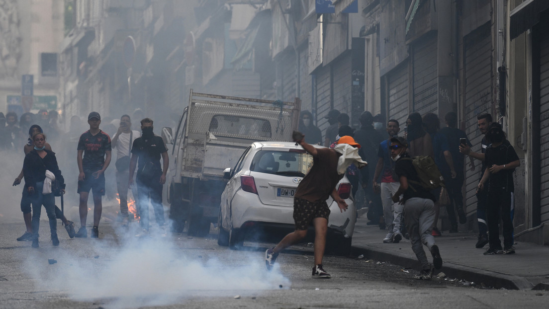 Golpean y apuñalan a dos policías reconocidos fuera de servicio durante las protestas en Francia