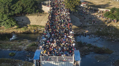 VIDEO: Niño queda colgando del camión de migraciones que se lleva a su madre en República Dominicana