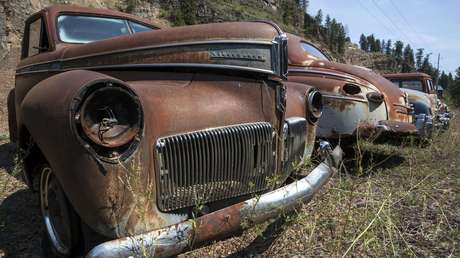 Hallan un coche retro Studebaker Champion y lo lavan por primera vez en 42 años (VIDEO)