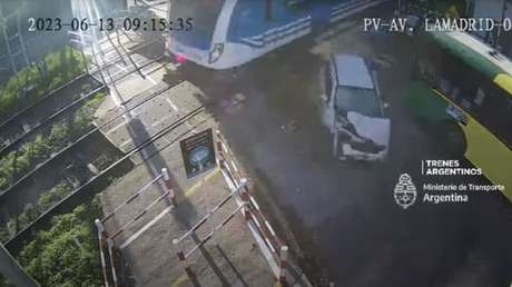 Una conductora se salva por segundos de ser arrollada por un tren (VIDEO)