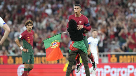 VIDEO: Un fan levanta del suelo a Cristiano Ronaldo tras irrumpir en la cancha