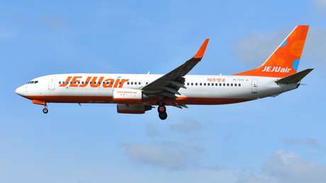 Pasajero intenta abrir la puerta de un avión en pleno vuelo y es sometido por la tripulación