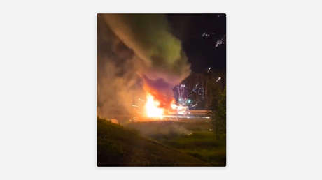 VIDEOS: Se incendia un camión lleno de fuegos artificiales en una autopista que conecta Moscú con Crimea
