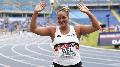 Lanzadora de peso belga corre los 100 metros vallas para salvar a su equipo de la descalificación (VIDEO)