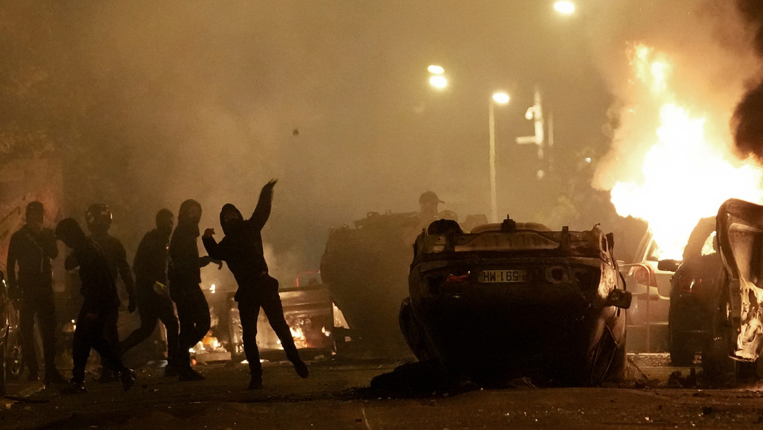 Varios videos mostrarían a manifestantes franceses disparando escopetas y fusiles Kaláshnikov