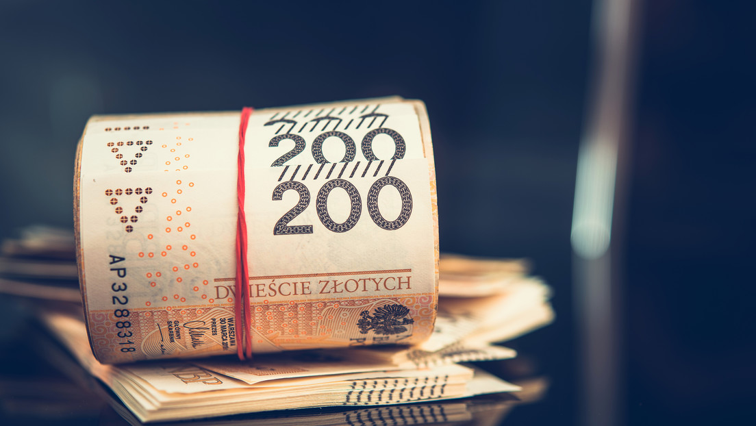FOTO: Aparece una caja metálica con dinero y dulces frente a un orfanato polaco