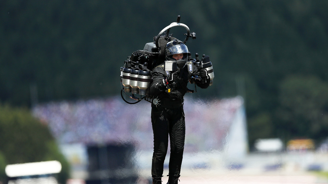 VIDEO: Un hombre con mochila propulsora cae a la pista durante el Gran Premio de Austria