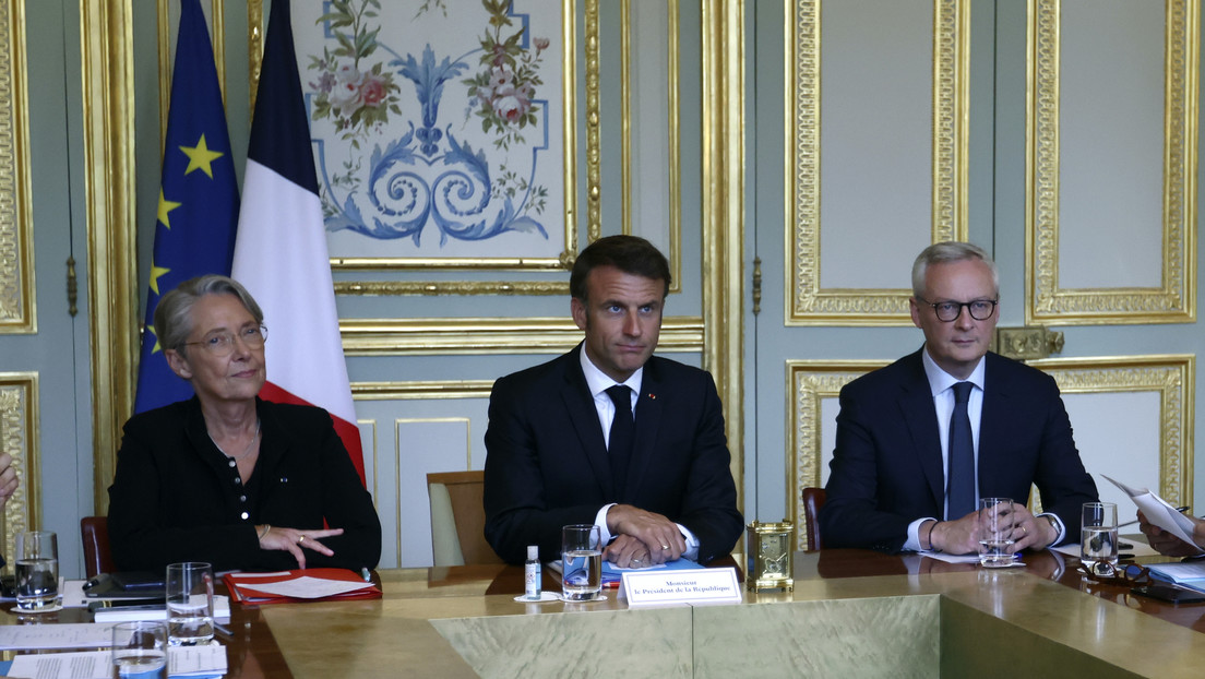 Macron insta a sus ministros a hacer "todo lo posible para que Francia vuelva a la calma"