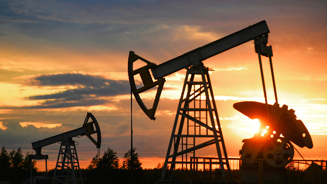 Arabia Saudita reduce su producción de petróleo para agosto y Rusia recorta su exportación