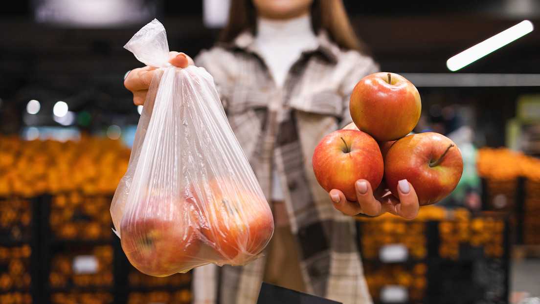 Este es el primer país del mundo en prohibir bolsas finas de plástico en los supermercados