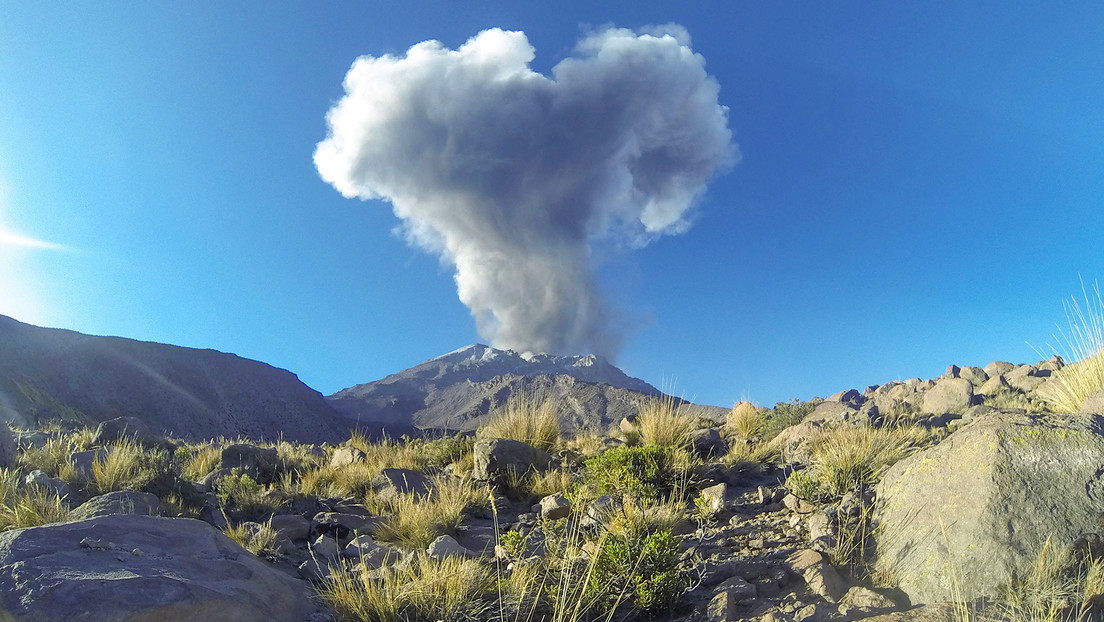 El Volcán Ubinas en Perú registra primeras explosiones y el Gobierno prevé declarar emergencia