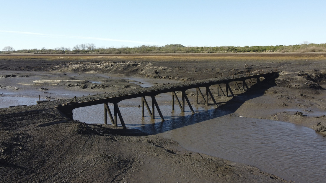 La crisis hídrica recrudecida en Uruguay: puente de Paso Severino emerge tras 30 años bajo agua