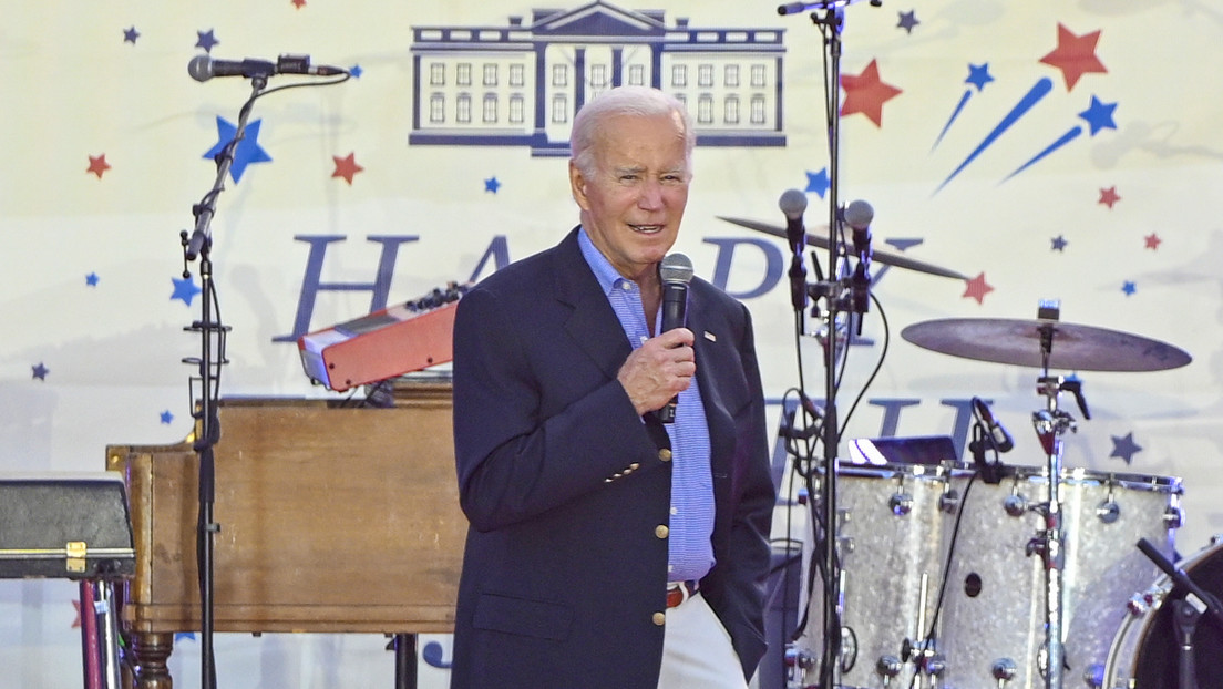 "Tienen miedo de que empiece a cantar": Biden bromea en una celebración del 4 de julio