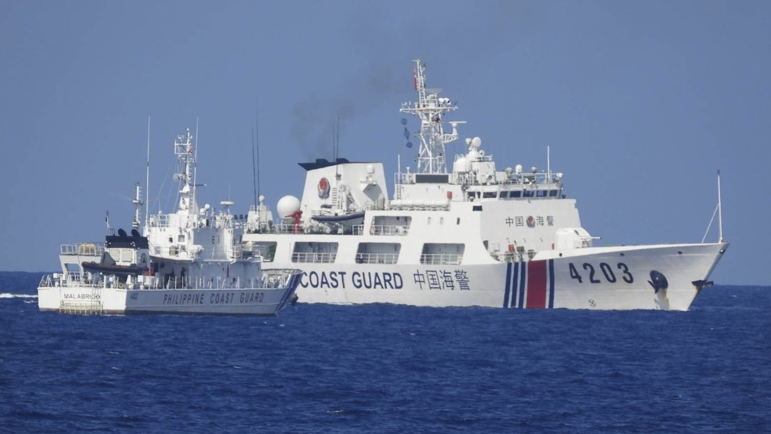 Filipinas acusa a guardacostas chinos de bloquear "peligrosamente" sus barcos en las aguas disputadas