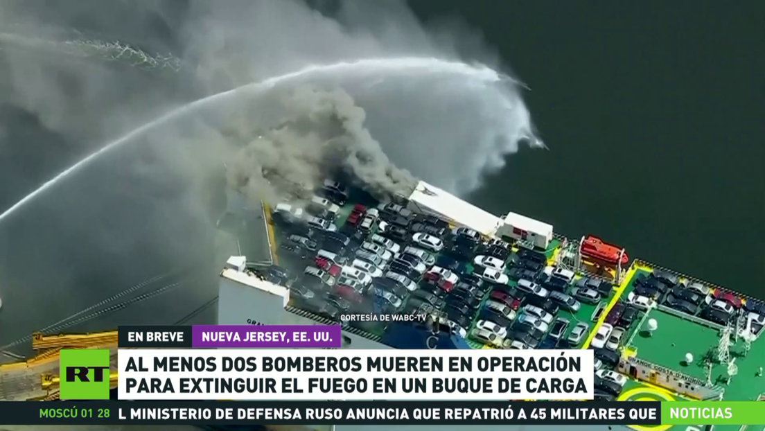 Extinción de llamas en un buque de carga de EE.UU. deja al menos dos ...