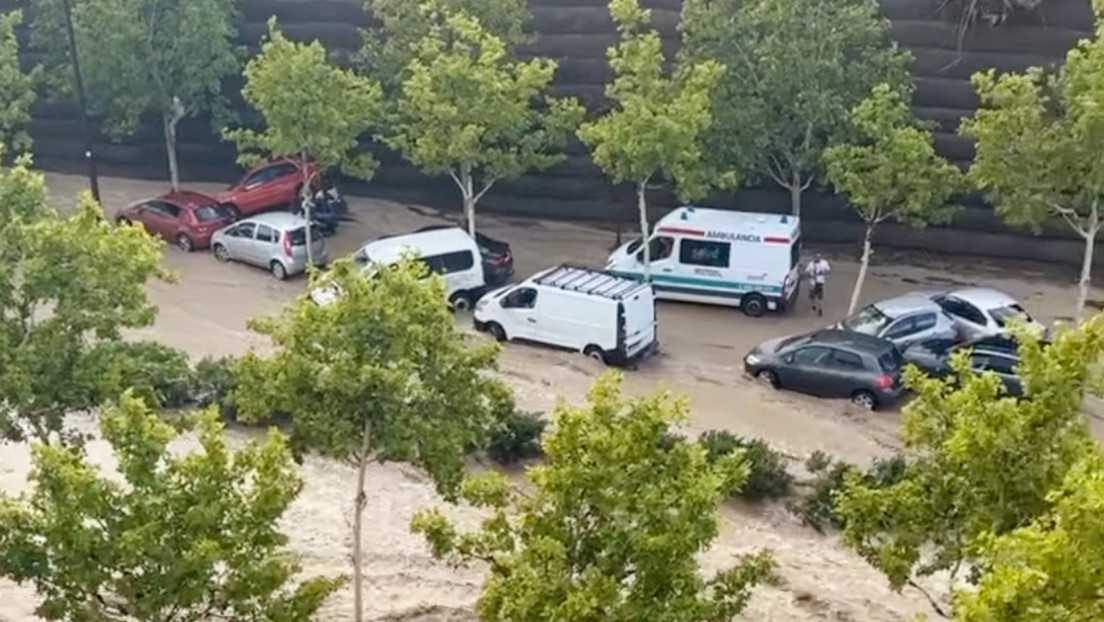 Más de un metro de agua y personas en techos de coches tras inundaciones en la ciudad española de Zaragoza (VIDEOS)