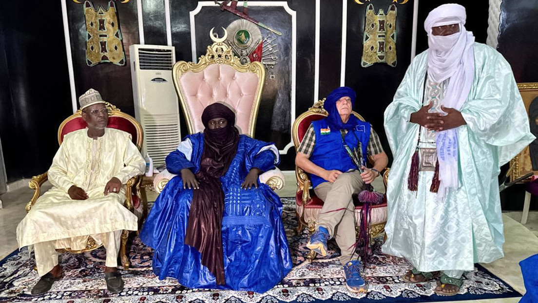 Borrell posa en un inusual traje tras su reunión con un sultán de Níger (FOTOS)