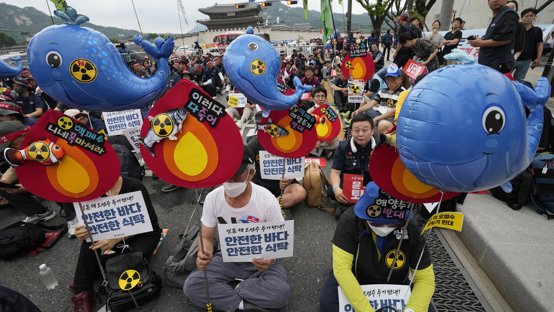 Surcoreanos confrontan al jefe del OIEA por apoyar el vertido al mar de agua tratada de Fukushima