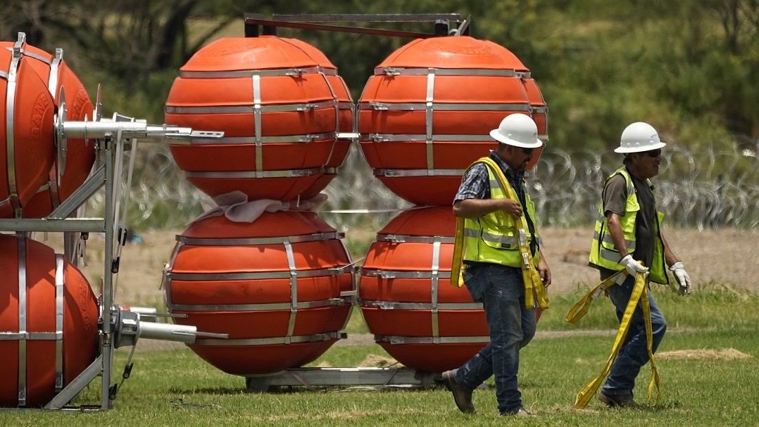 Texas despliega un 'muro flotante' para detener el cruce fronterizo de migrantes