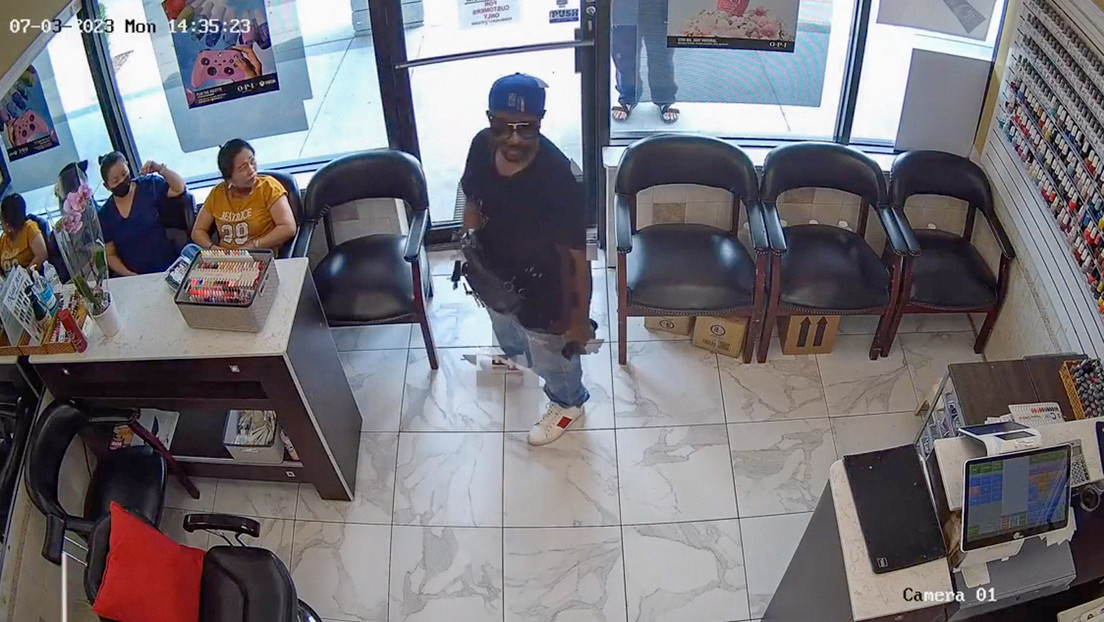 VIDEO: Un ladrón es ignorado mientras intenta asaltar un salón de manicura en EE.UU.