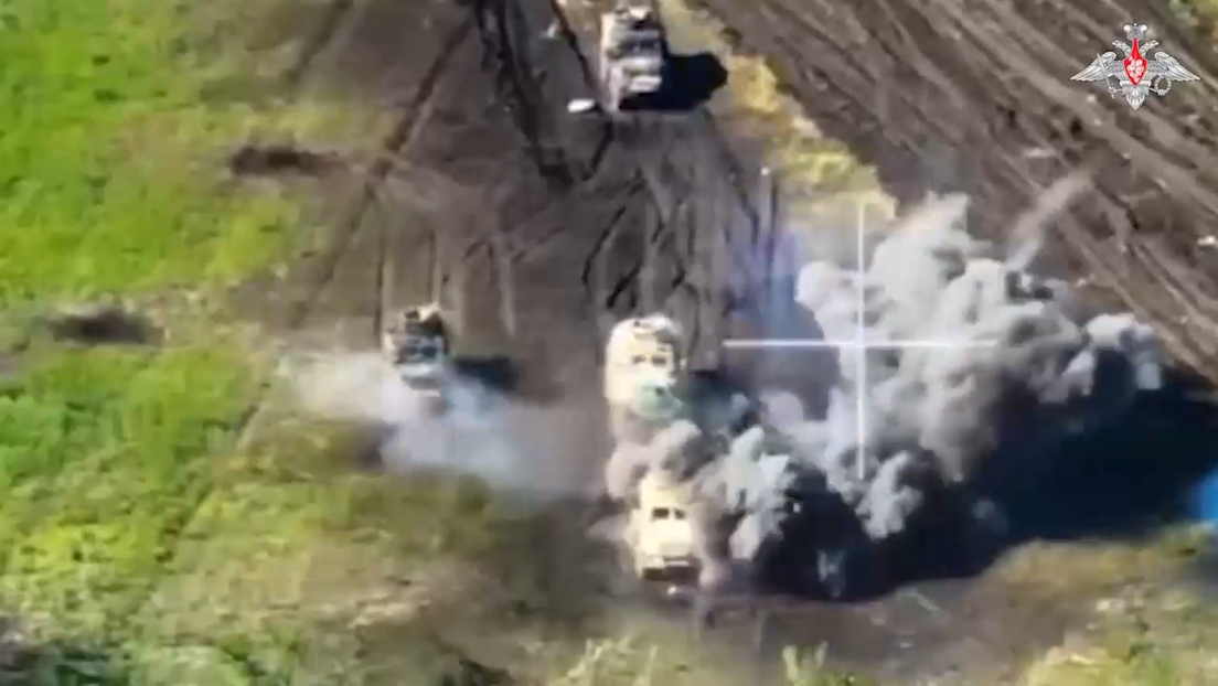 VIDEO: Rusia destruye una columna de blindados ucranianos