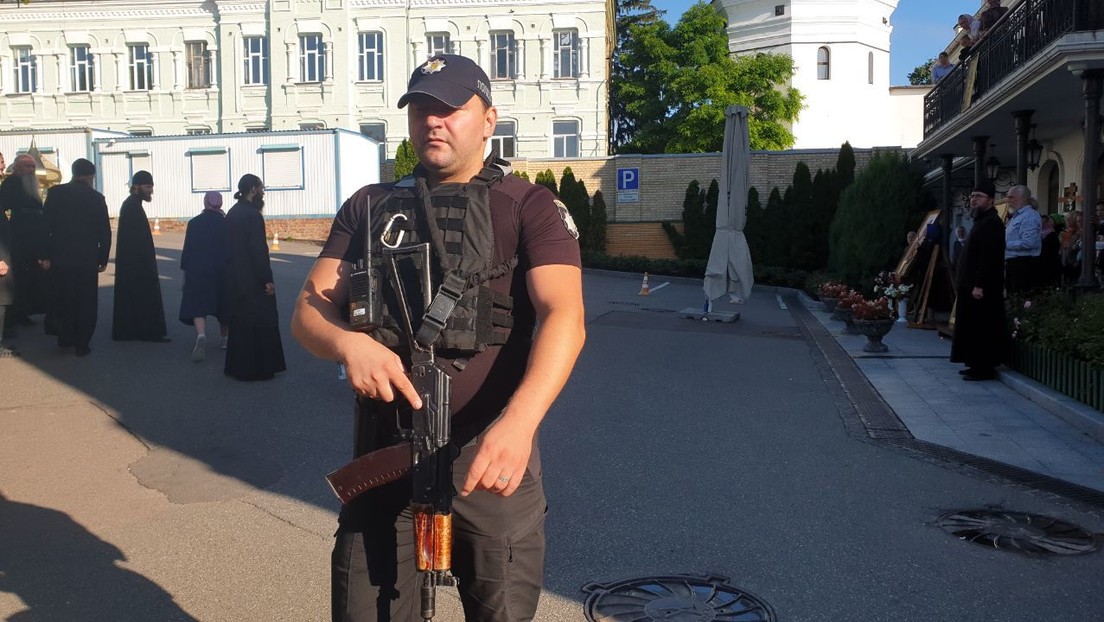 Decenas de policías armados bloquean el acceso a edificios del Monasterio de las Cuevas de Kiev