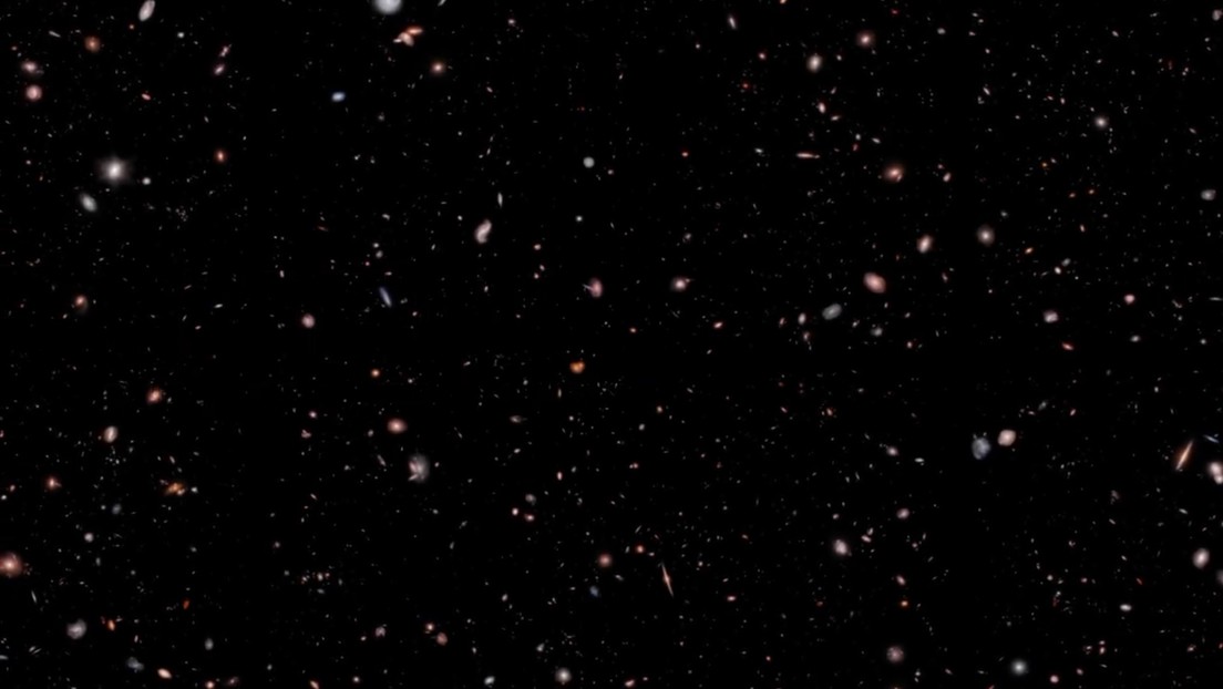 Este video permite un viaje alrededor de casi 5.000 galaxias observadas por el James Webb