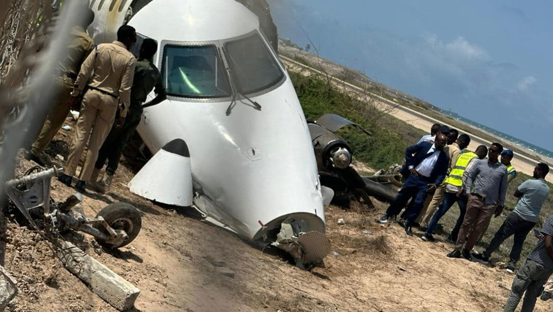 Un avión de pasajeros se sale de la pista y se estrella contra un muro en un aeropuerto de Somalia (VIDEO)