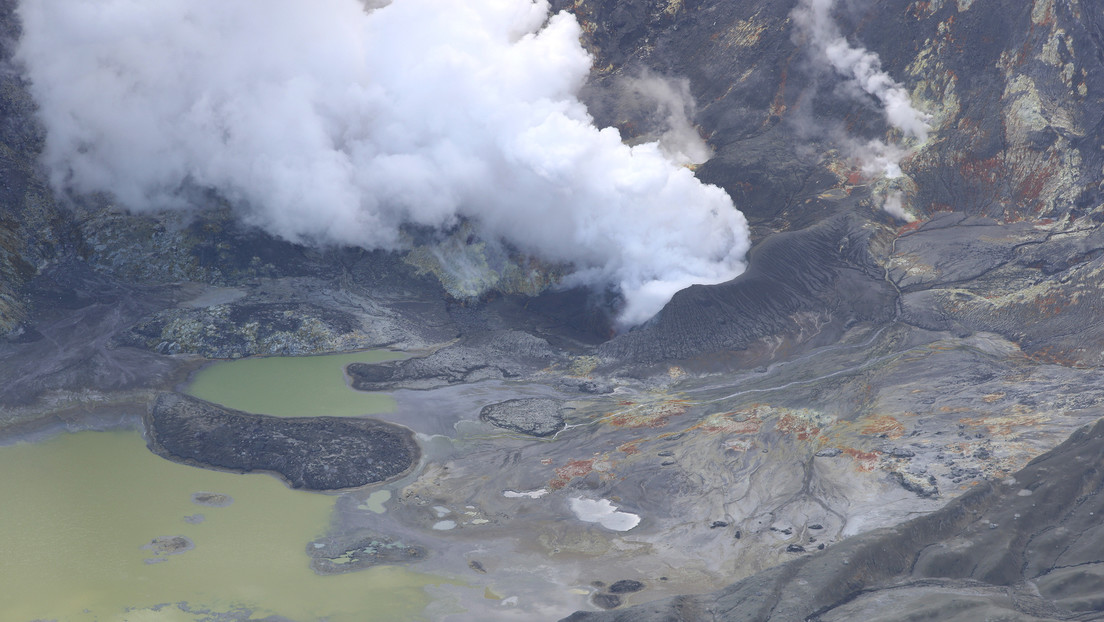 VIDEO: Turistas aterrorizados huyen del volcán en erupción de Nueva Zelanda que mató a 22 personas