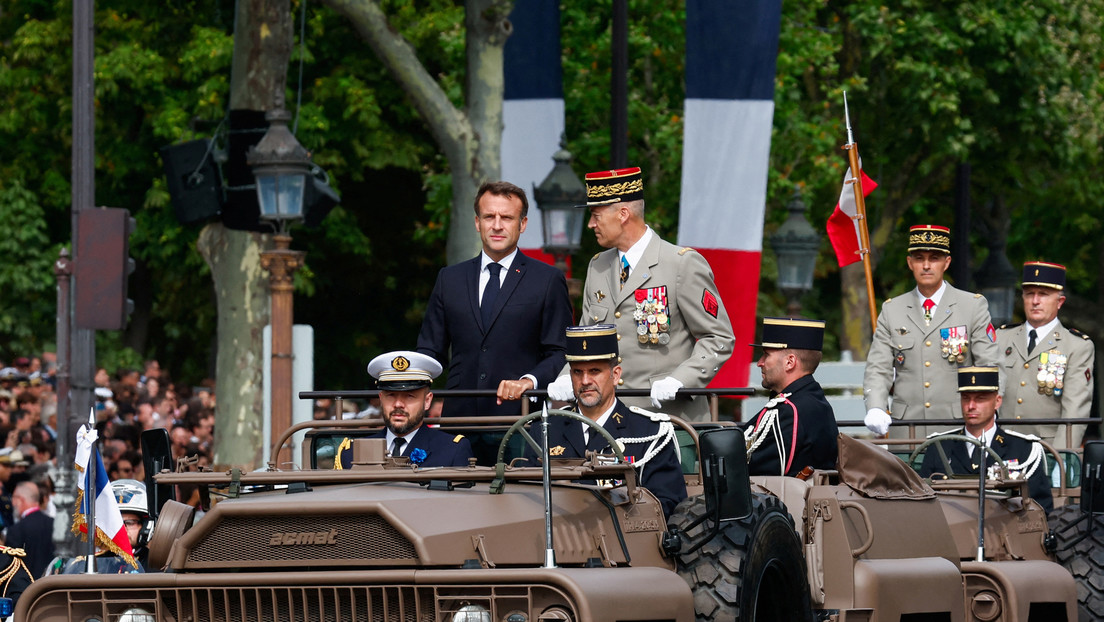 VIDEO: Multitud abuchea a Macron durante un desfile militar en París