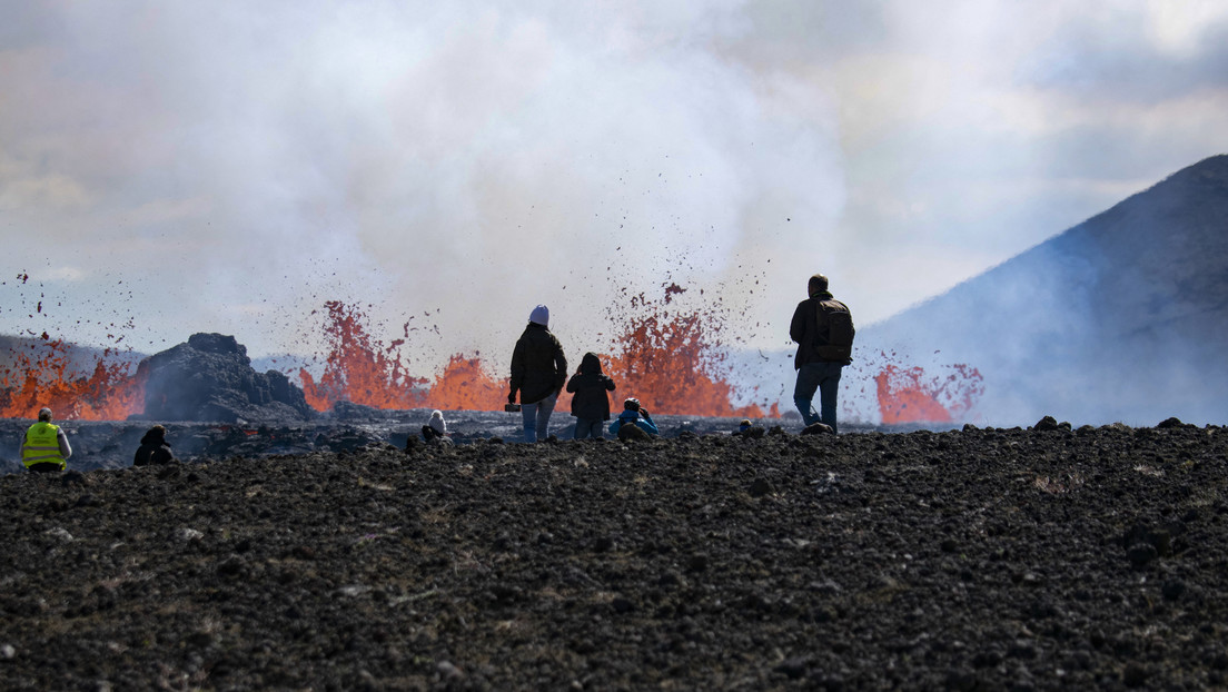 Arriesga su vida para captar espectaculares tomas de la erupción de un volcán (VIDEO)