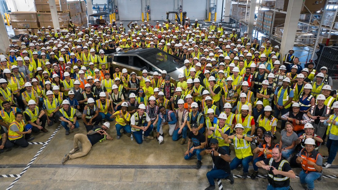 Tesla ensambla su primera camioneta eléctrica Cybertruck