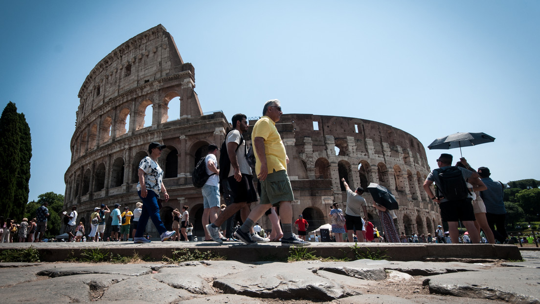 Detienen a otros dos turistas por grabar sus iniciales en las paredes del Coliseo de Roma