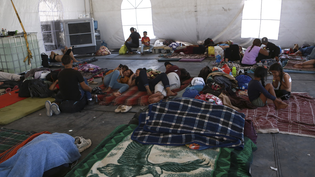Rescatan en México a más de 300 migrantes hacinados en dos camiones
