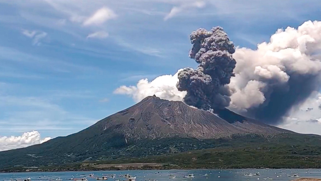 Doble erupción del volcán Sakurajima en Japón provoca enormes columnas de humo (VIDEO)