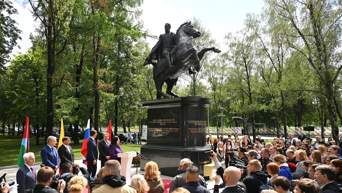 Desvelan un monumento a Simón Bolívar en Moscú