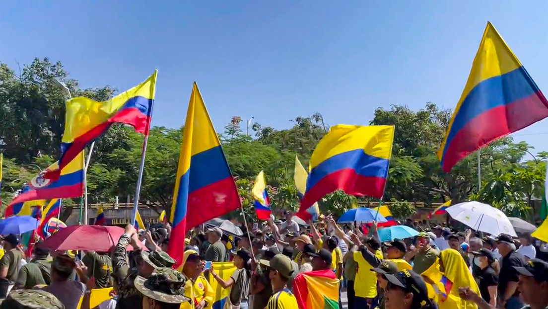 Militares retirados marchan en Colombia para rechazar la política de 'paz total' de Petro