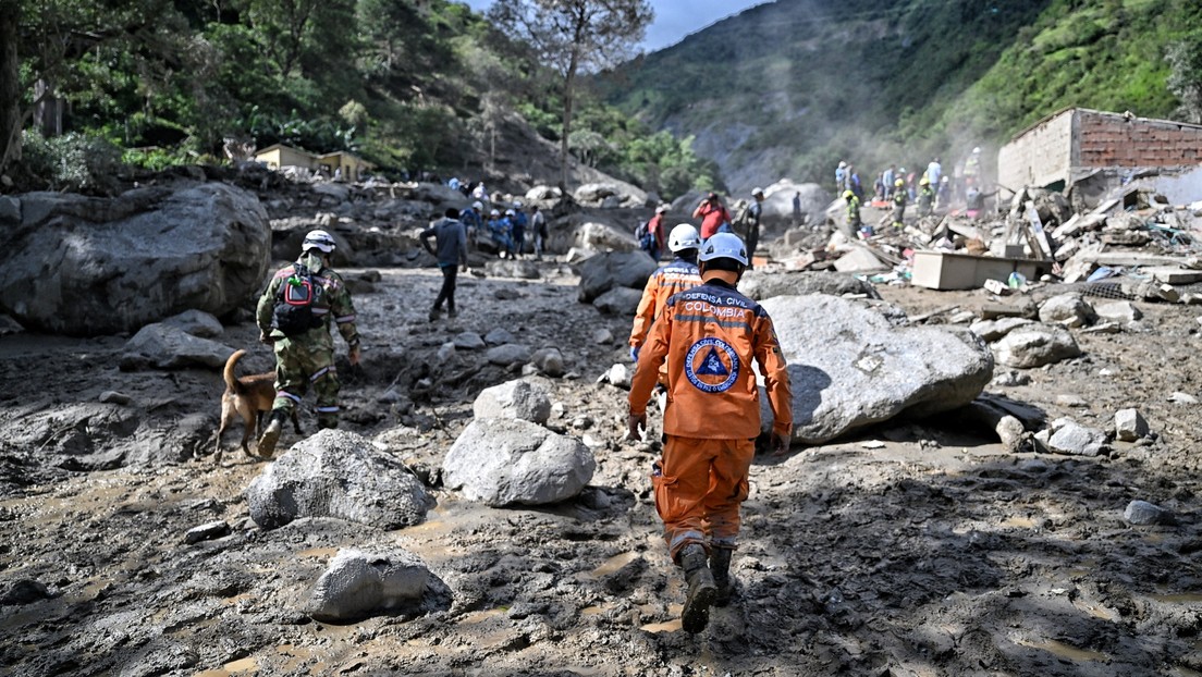 "El peligro no ha cesado": Petro anuncia puente aéreo tras avalancha que devastó localidad colombiana