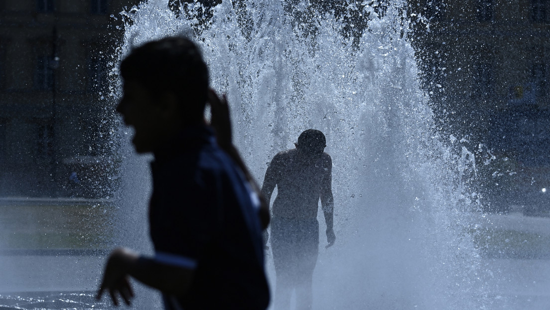 Proponen en Alemania que los empleados tomen siestas y baños fríos para los pies para combatir el calor