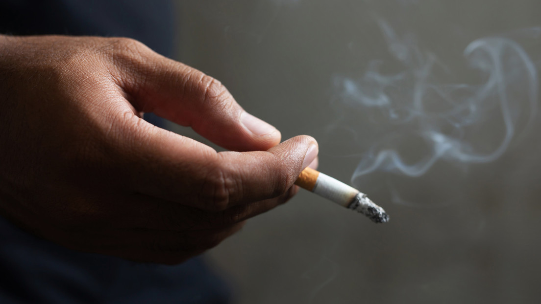 Recomiendan en Hong Kong mirar con desaprobación a los fumadores para desalentar tabaquismo