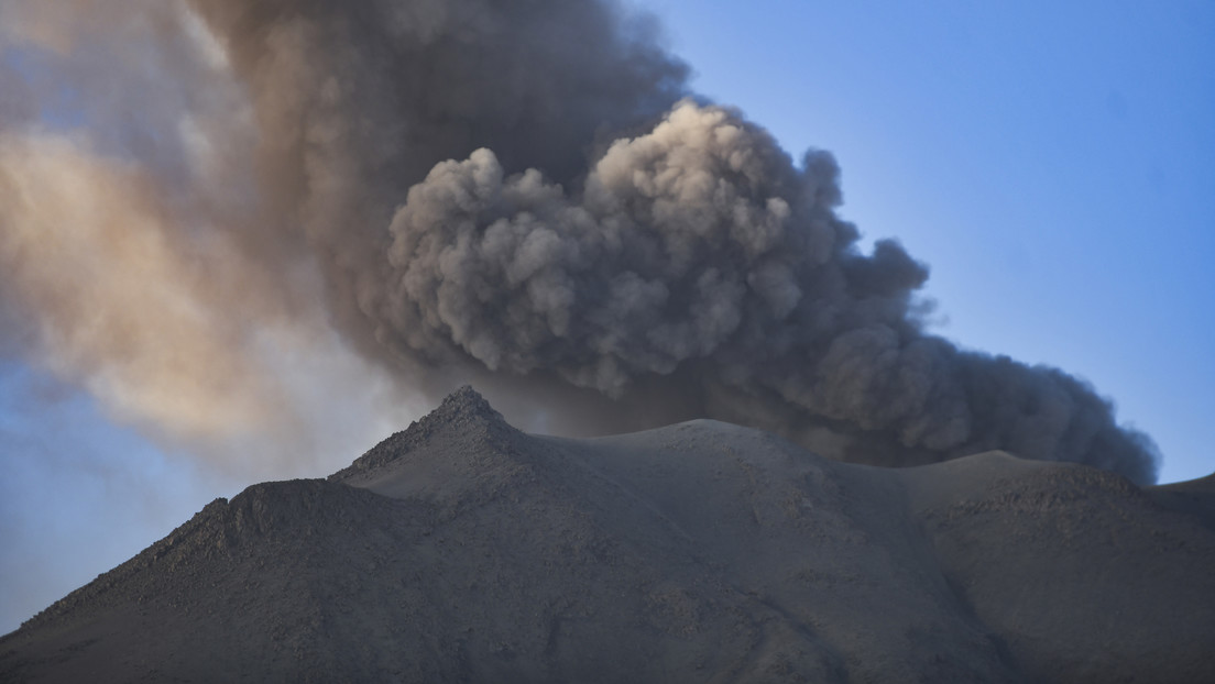 Una nube de ceniza de 3 kilómetros: la nueva explosión del volcán Ubinas que pone en alerta a Perú