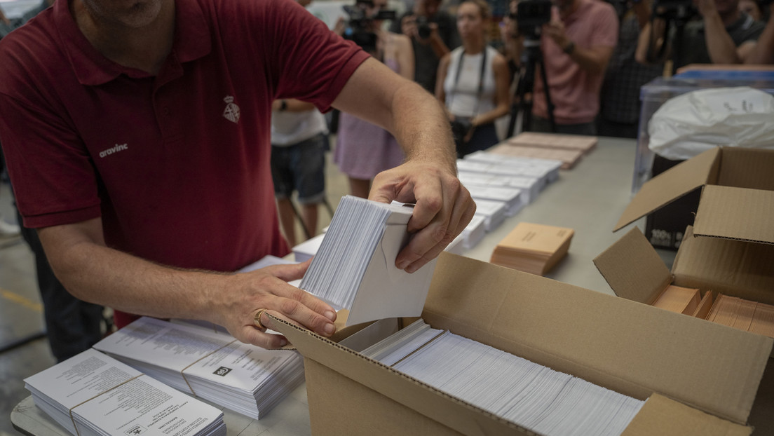 España acude a las urnas electorales para una atípica jornada comicial en pleno verano