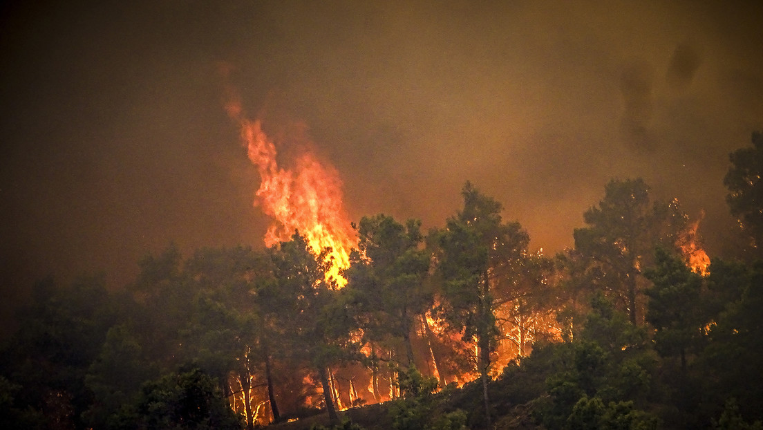 Miles de personas son evacuadas de la isla griega de Rodas en medio de graves incendios (VIDEOS)