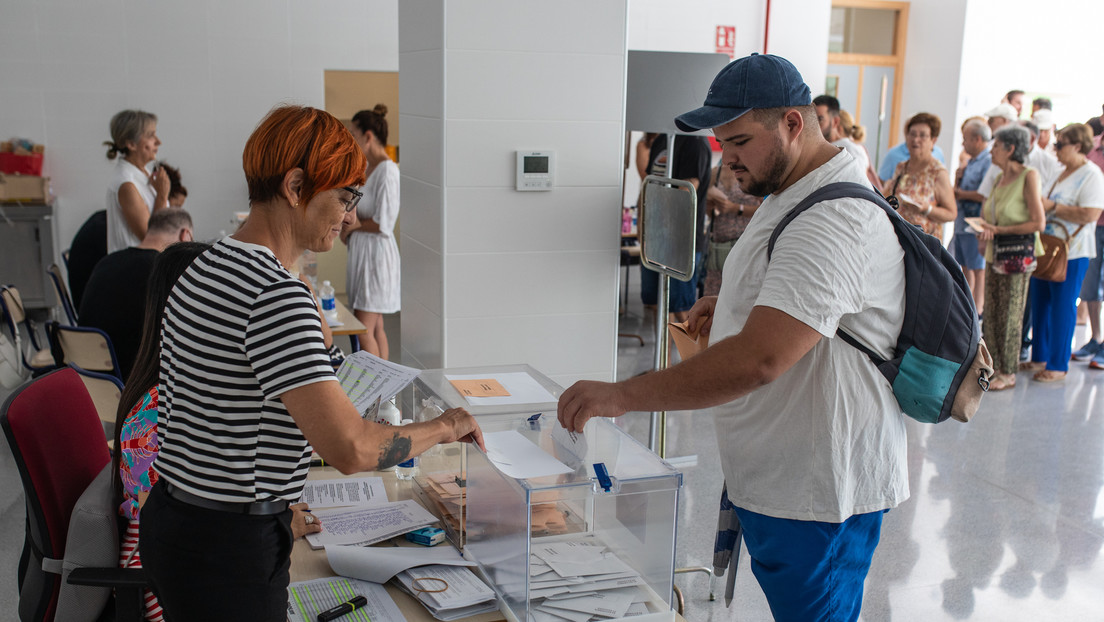 Cierran los colegios electorales en España en unos comicios que pueden dar un giro a la derecha